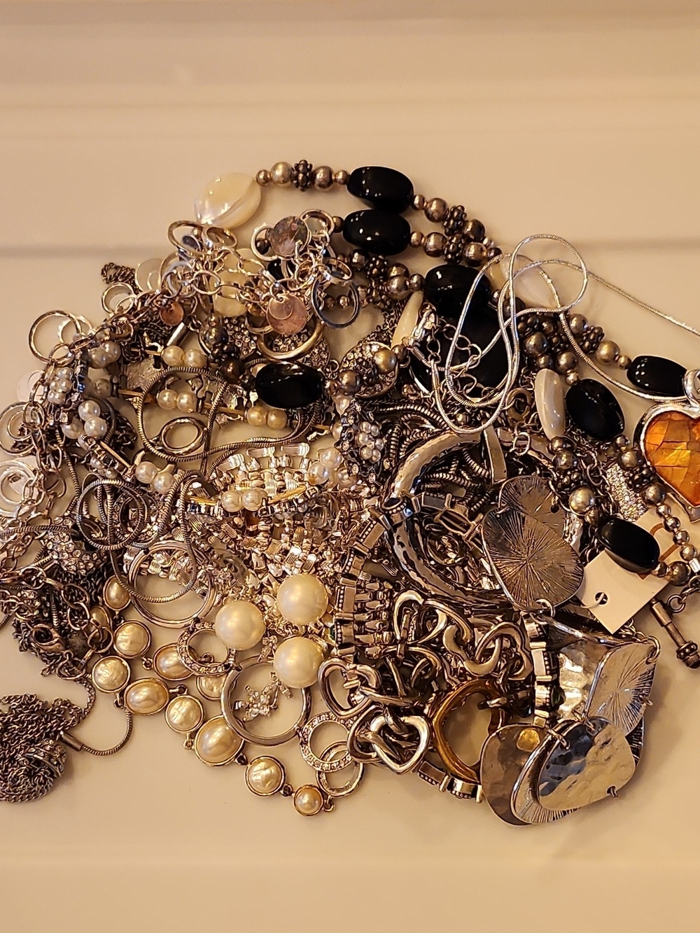 Mixed Lot Costume Jewelry Necklaces Pendants Etc 0218